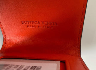 Кожаная багажная бирка Intrecciato за 330 долларов США Bottega Veneta, черная/оранжевая 629752 IT