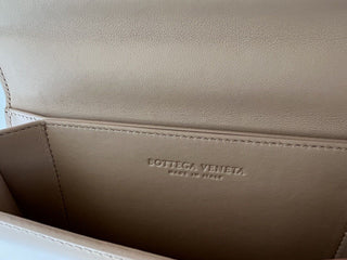 Neu mit Etikett: 2100 $ Bottega Veneta Mini-Umhängetasche aus Sattelleder 587222 Hergestellt in Italien