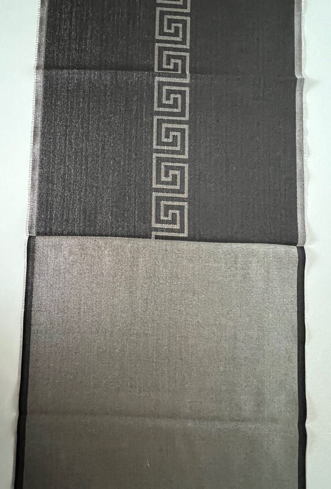NWT 400 $ Versace Schal mit Medusa/Greek Key Logo aus Wolle und Seide in Schwarz/Grau, 14,5 B x 70 L 