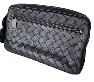 Schwarze Intrecciato-Umhängetasche von Bottega Veneta, hergestellt in Italien 
