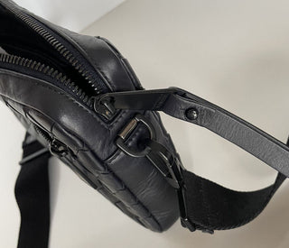 Schwarze Intrecciato-Umhängetasche von Bottega Veneta, hergestellt in Italien 