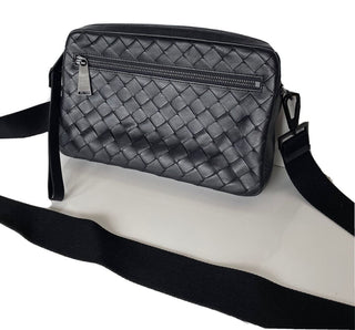 Schwarze Intrecciato-Umhängetasche von Bottega Veneta, hergestellt in Italien 