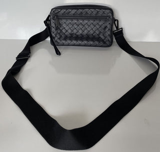 Schwarze Intrecciato-Umhängetasche von Bottega Veneta, hergestellt in Italien 