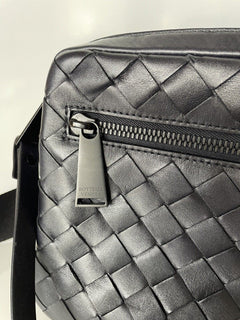Schwarze Intrecciato-Umhängetasche von Bottega Veneta, hergestellt in Italien 