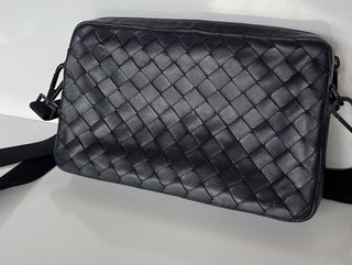 Schwarze Intrecciato-Umhängetasche von Bottega Veneta, hergestellt in Italien 