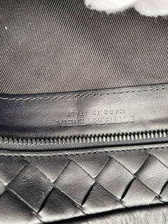 Schwarze Intrecciato-Umhängetasche von Bottega Veneta, hergestellt in Italien 