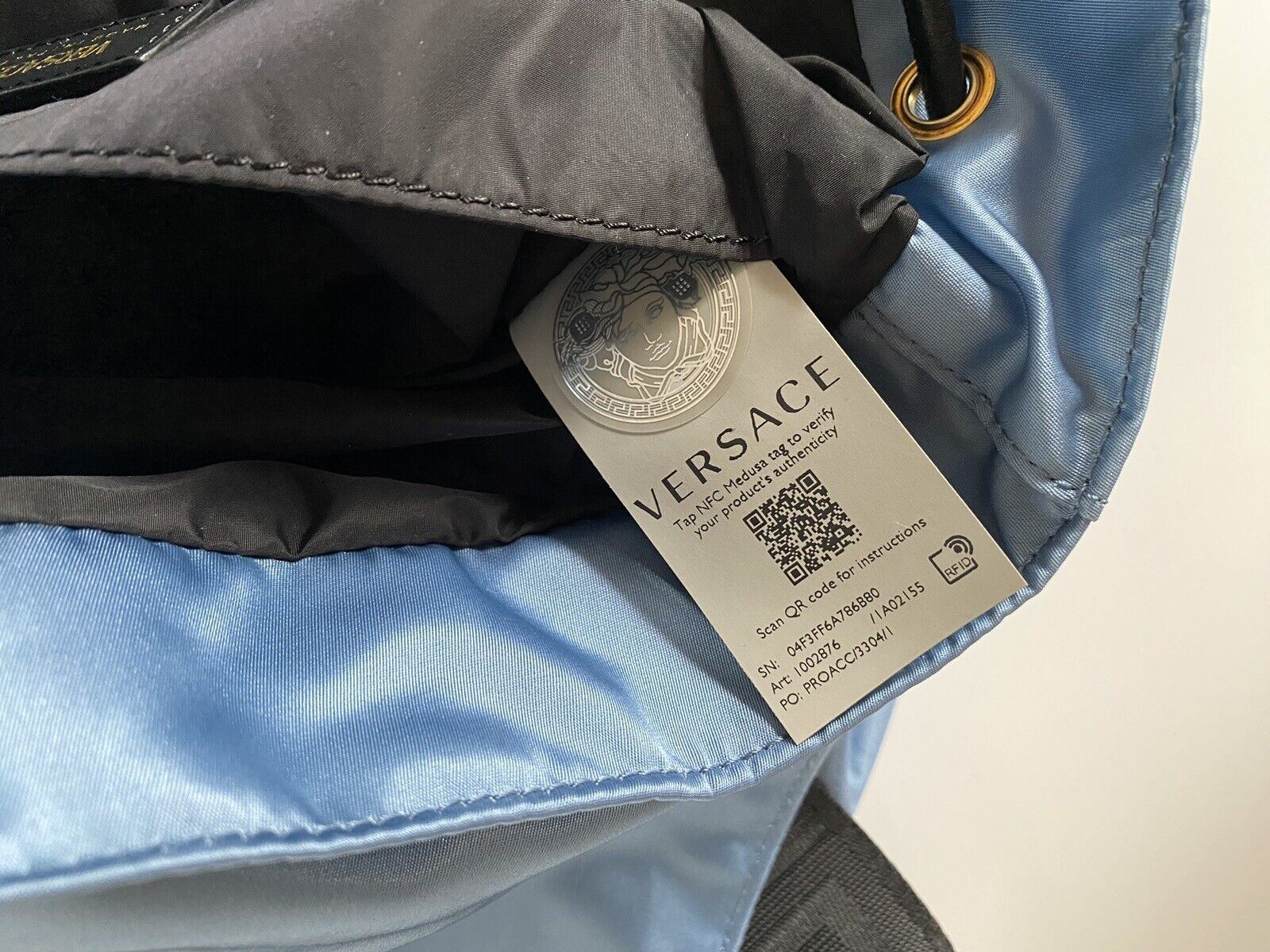 Neu mit Etikett: Versace Rucksack aus Nylon/Leder in Kornblumenblau, hergestellt in Italien, 1002876 1A02155 