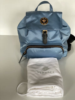 Neu mit Etikett: Versace Rucksack aus Nylon/Leder in Kornblumenblau, hergestellt in Italien, 1002876 1A02155 