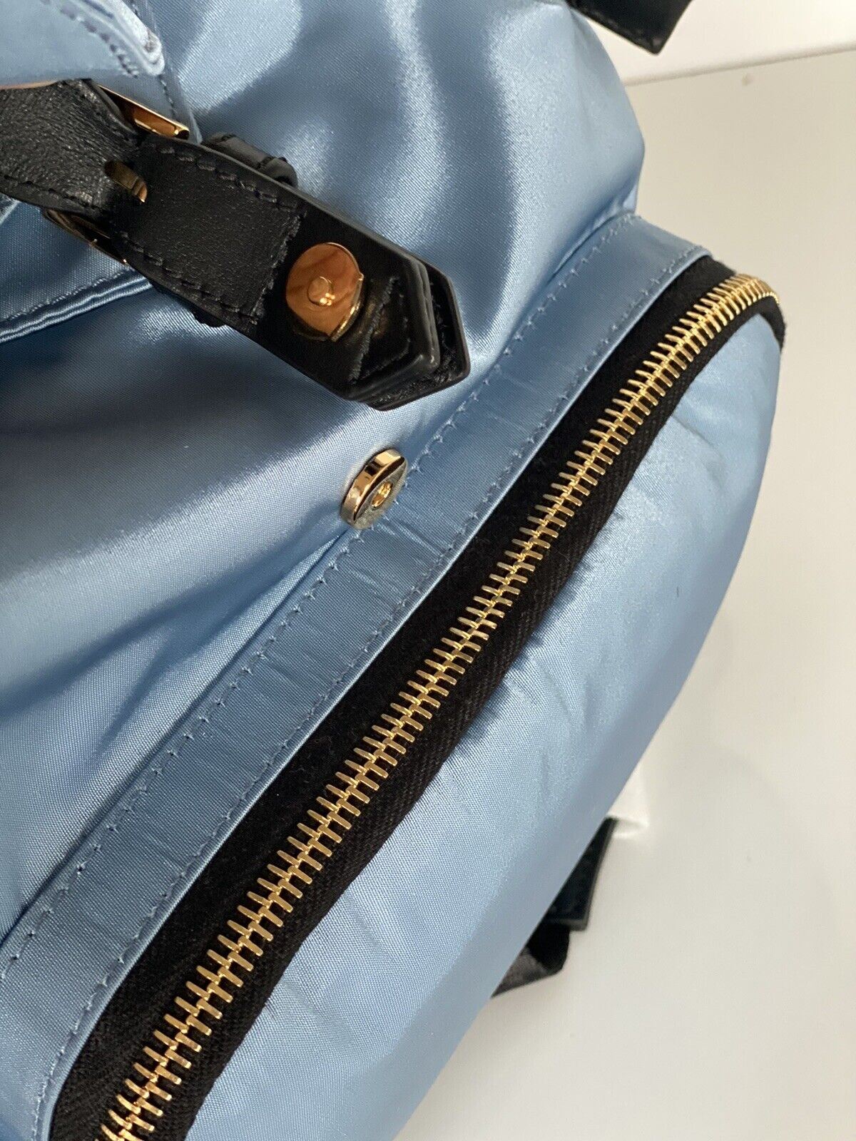 Neu mit Etikett: Versace Rucksack aus Nylon/Leder in Kornblumenblau, hergestellt in Italien, 1002876 1A02155 