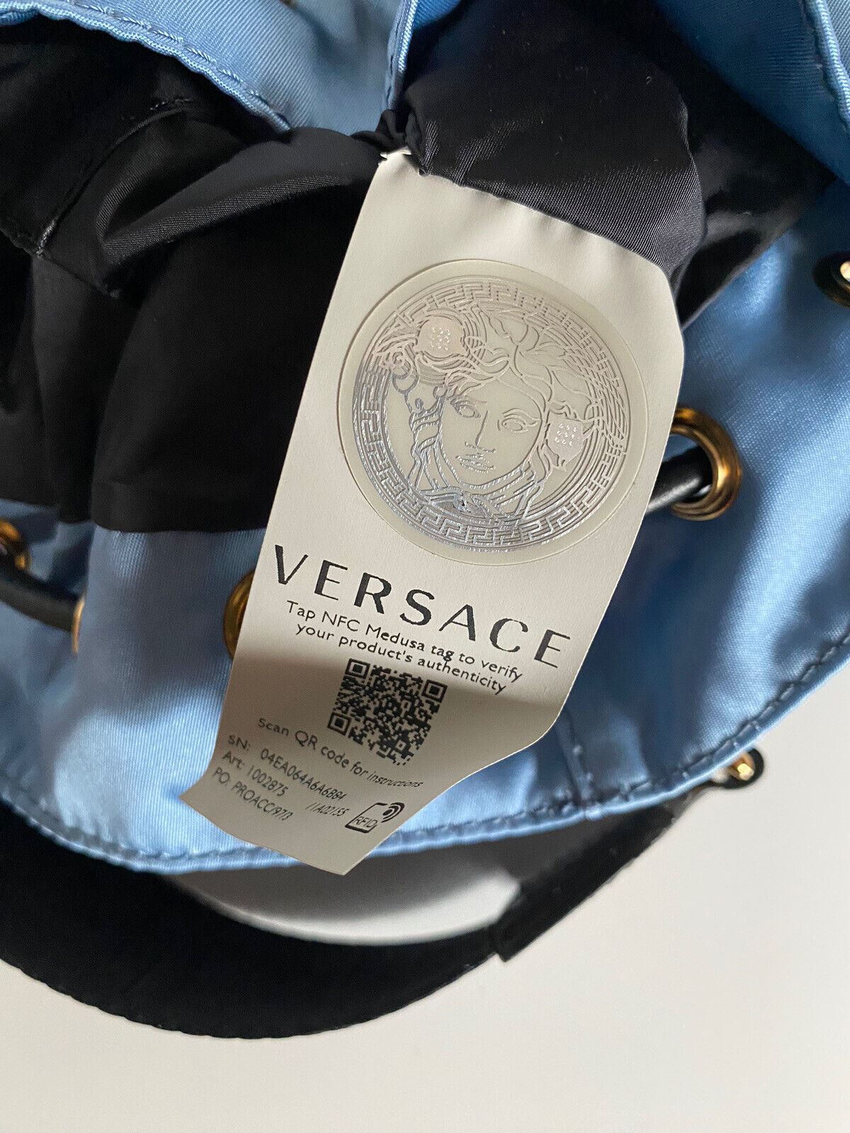 Neu mit Etikett: Versace Mini-Rucksack aus Nylon/Leder in Kornblumenblau, Italien 1002875 1A02155 
