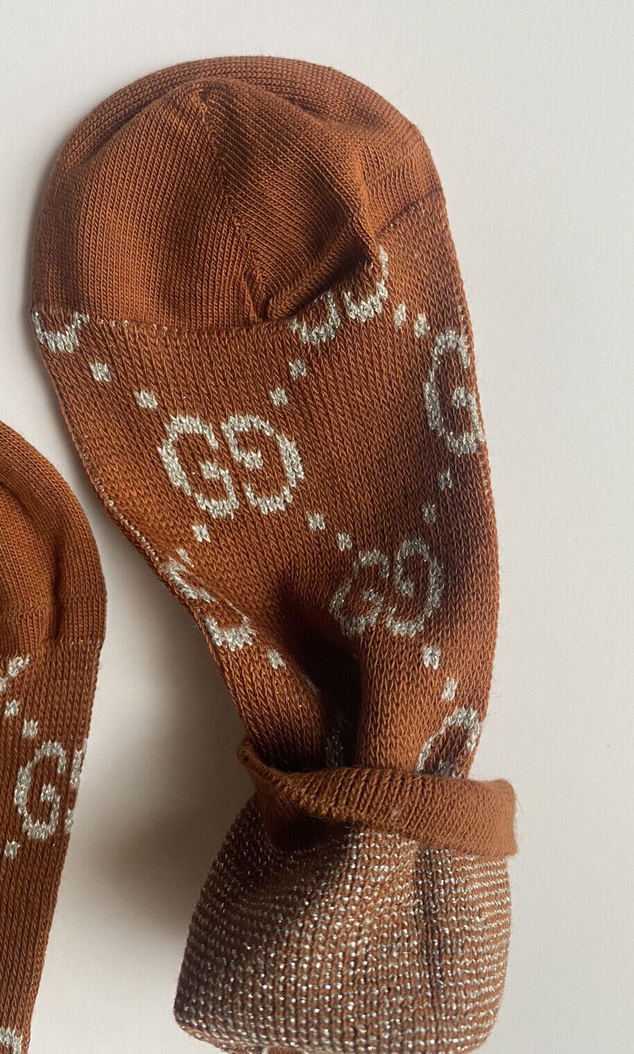 Neu mit Etikett: Gucci Mini Greek Interlocking GG Silber/Braun Socken Medium (Größe 9) 631451 