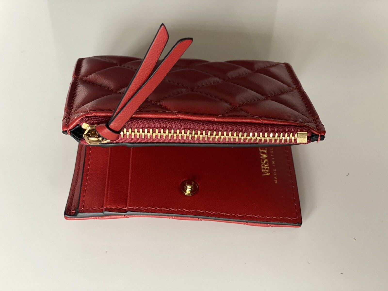 NWT Versace Medusa Head gesteppte rote Leder-Reißverschluss-Geldbörse IT 1A03912 