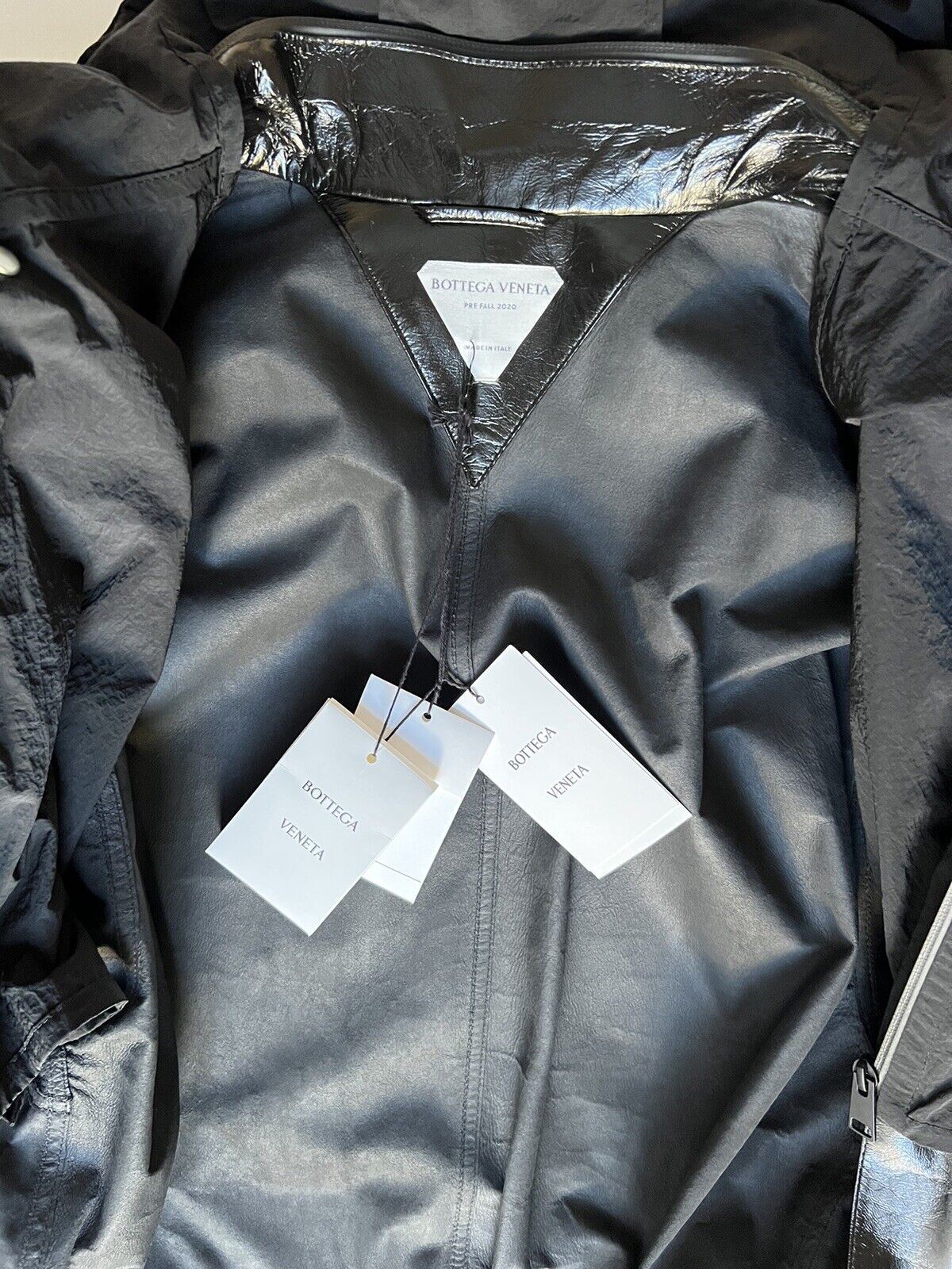 Neu mit Etikett: 7.500 $ Bottega Veneta Damenmantel aus glänzendem Leder Schwarz 633444 Klein