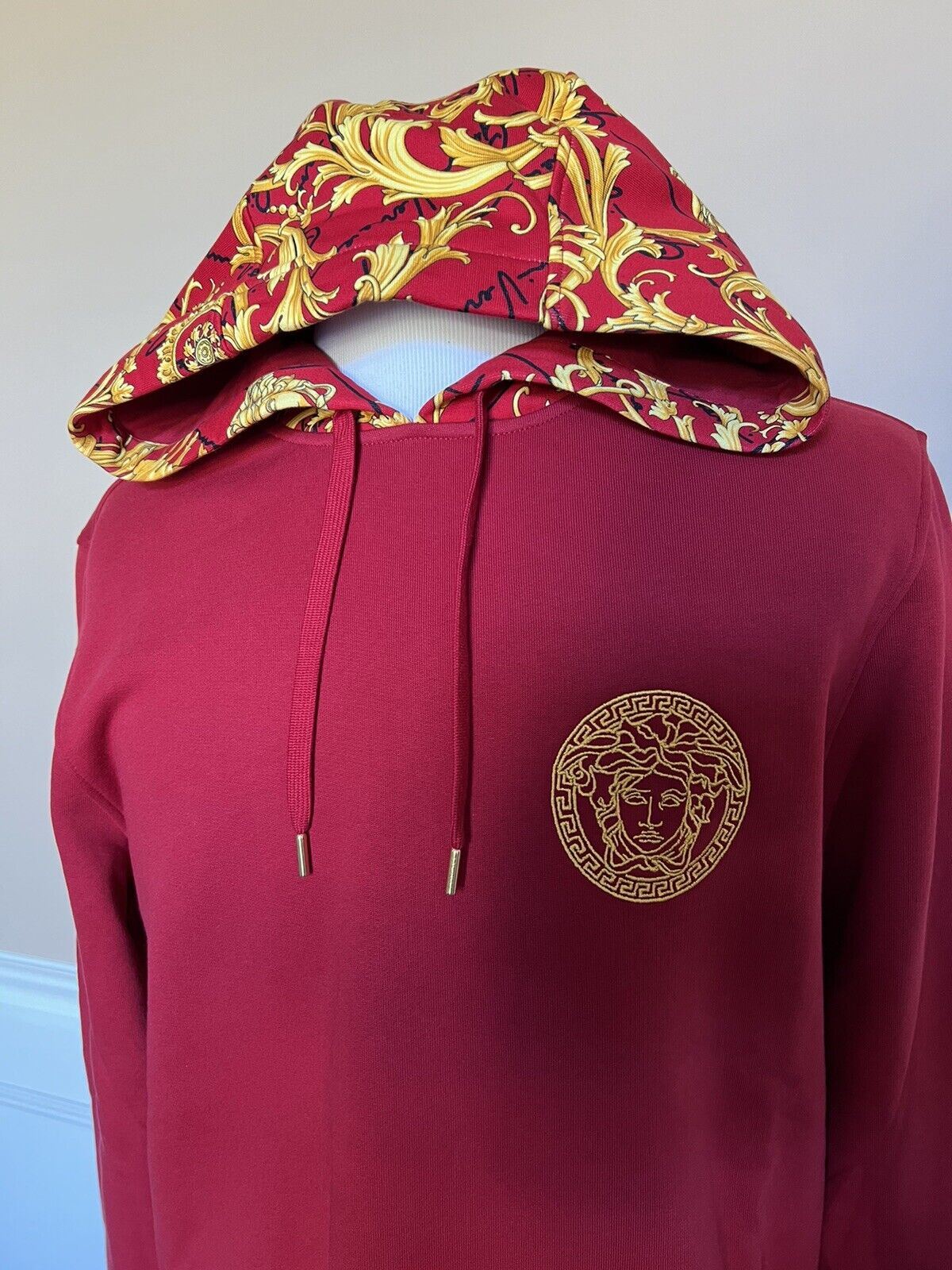 Neu mit Etikett: 1150 $ Versace Medusa Barock-Print-Sweatshirt mit Kapuze, Rot S 1003253 