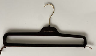 Bottega Veneta 15" Hosenbügel aus braunem Samt mit goldenen Beschlägen 