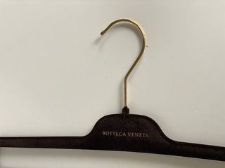 Bottega Veneta 15" Hosenbügel aus braunem Samt mit goldenen Beschlägen 