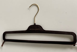 Bottega Veneta 15" Hosenbügel aus braunem Samt mit goldenen Beschlägen 