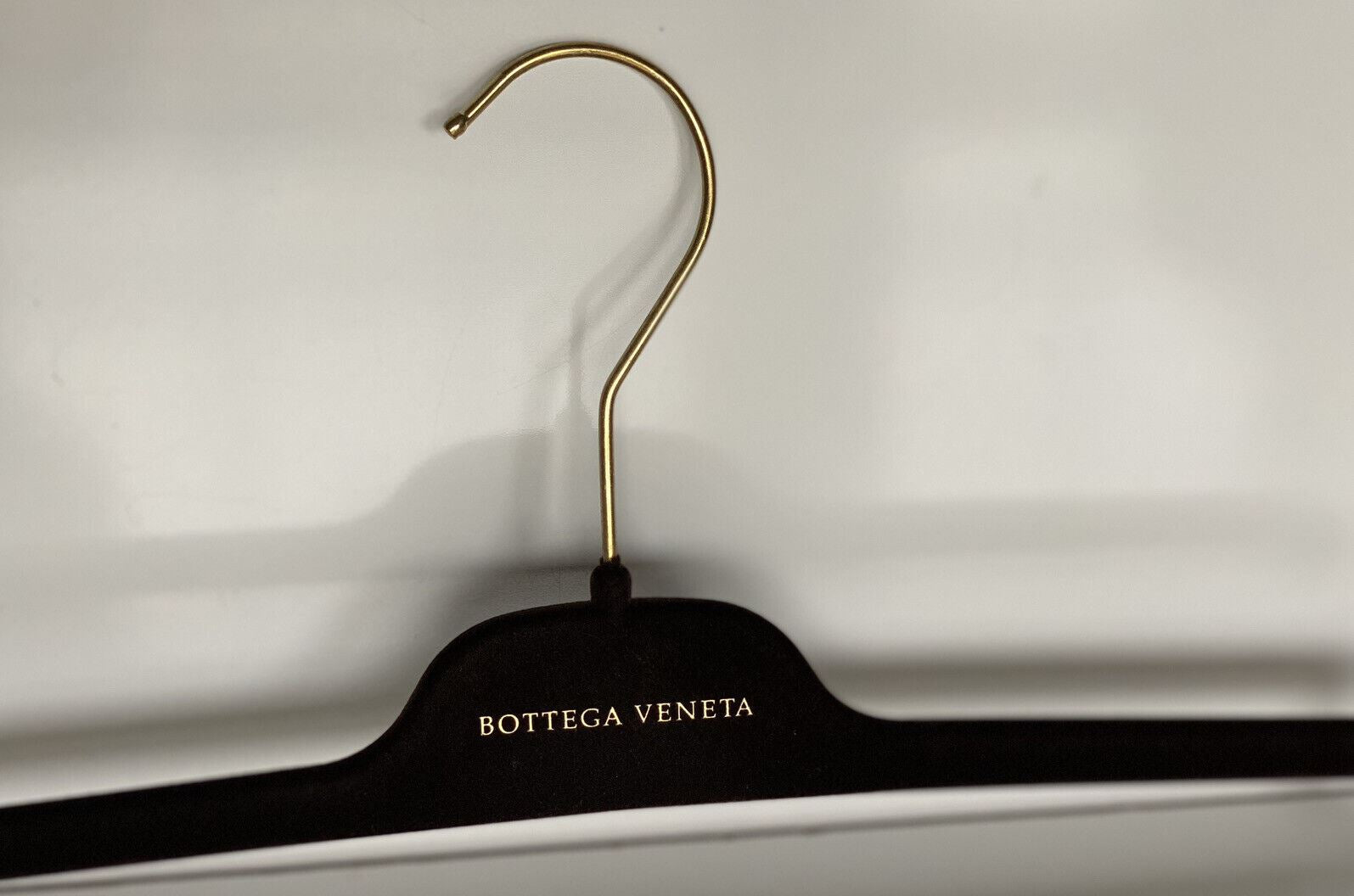 Bottega Veneta 15" Hosenbügel aus braunem Samt mit goldenen Beschlägen 