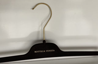 Bottega Veneta 15" Hosenbügel aus braunem Samt mit goldenen Beschlägen 