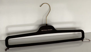 Bottega Veneta 15" Hosenbügel aus braunem Samt mit goldenen Beschlägen 