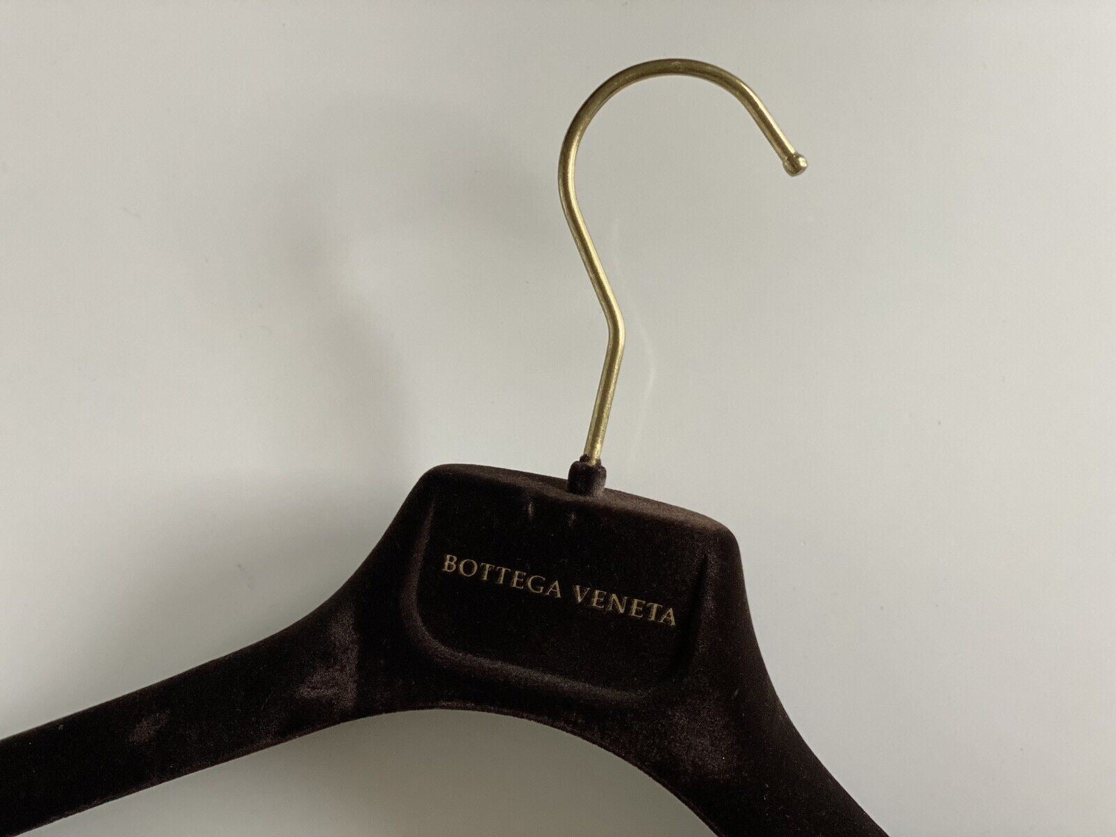 Bottega Veneta Samtbrauner Anzug-/Jackenbügel mit goldenen Beschlägen, 16,5 x 7,8 cm 