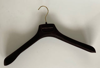 Bottega Veneta Pullover-/Kleiderbügel aus braunem Samt, goldfarbene Hardware, 14,2 x 5,7 x 1,7 
