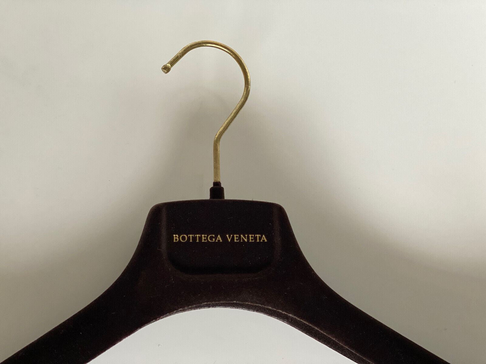 Bottega Veneta Pullover-/Kleiderbügel aus braunem Samt, goldfarbene Hardware, 14,2 x 5,7 x 1,7 