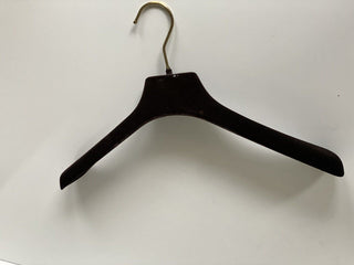 Bottega Veneta Pullover-/Kleiderbügel aus braunem Samt, goldfarbene Hardware, 14,2 x 5,7 x 1,7 