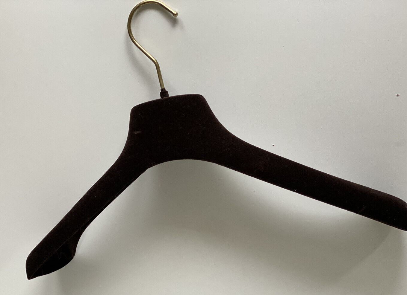Коричневые бархатные вешалки для свитера Bottega Veneta с золотой фурнитурой 15x6x2 