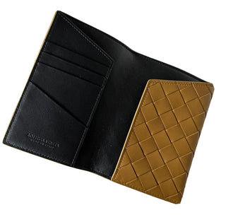 Neu mit Etikett: 450 $ Bottega Veneta Intrecciato Leder Reisepassetui Senf/Schwarz 629679