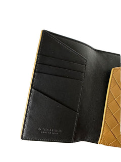 Neu mit Etikett: 450 $ Bottega Veneta Intrecciato Leder Reisepassetui Senf/Schwarz 629679