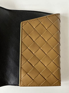 Neu mit Etikett: 450 $ Bottega Veneta Intrecciato Leder Reisepassetui Senf/Schwarz 629679
