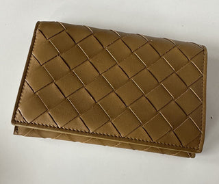 Neu mit Etikett: 450 $ Bottega Veneta Intrecciato Leder Reisepassetui Senf/Schwarz 629679