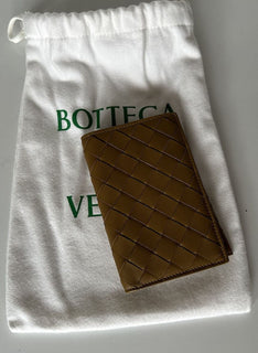 Neu mit Etikett: 450 $ Bottega Veneta Intrecciato Leder Reisepassetui Senf/Schwarz 629679