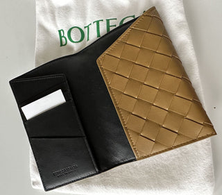 Neu mit Etikett: 450 $ Bottega Veneta Intrecciato Leder Reisepassetui Senf/Schwarz 629679