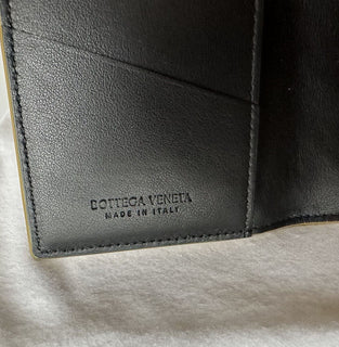 Neu mit Etikett: 450 $ Bottega Veneta Intrecciato Leder Reisepassetui Senf/Schwarz 629679