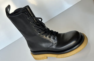 NIB $ 1450 Bottega Veneta Military Kalbsleder Schwarze Stiefel 9 US 667093 IT