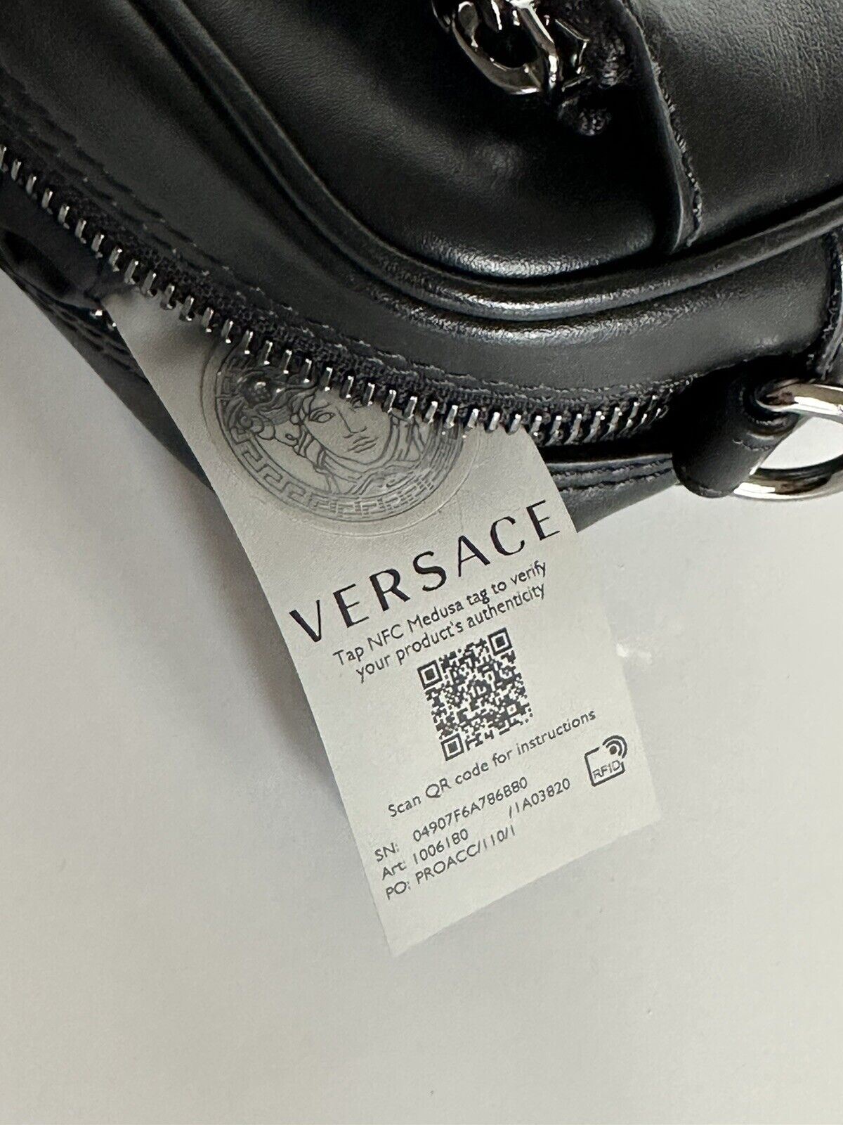 NWT 1000 $ Versace Injection Logo Herren-Umhängetasche aus Kalbsleder Schwarz 1006180 