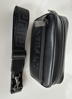 NWT 1000 $ Versace Injection Logo Herren-Umhängetasche aus Kalbsleder Schwarz 1006180 