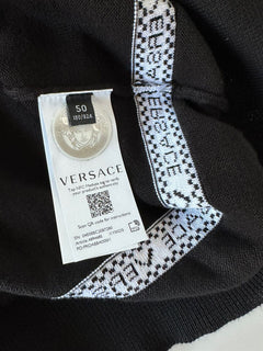 Neu mit Etikett: 850 $ Versace Logo Baumwollstrickpullover Schwarz 50 (Groß) Italien A89468S
