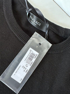 Neu mit Etikett: 850 $ Versace Logo Baumwollstrickpullover Schwarz 50 (Groß) Italien A89468S