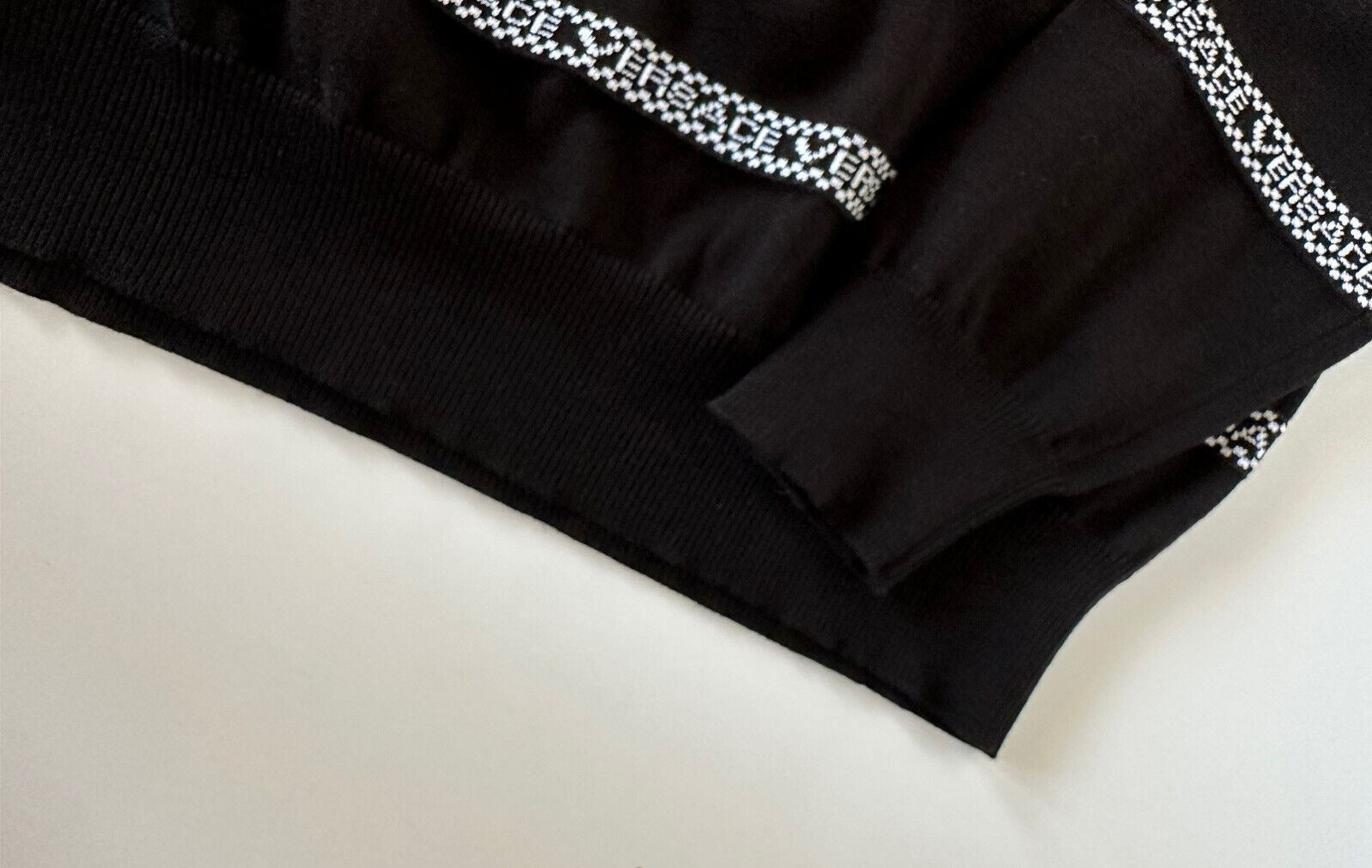 Neu mit Etikett: 850 $ Versace Logo Baumwollstrickpullover Schwarz 54 (2XL) Italien A89468S