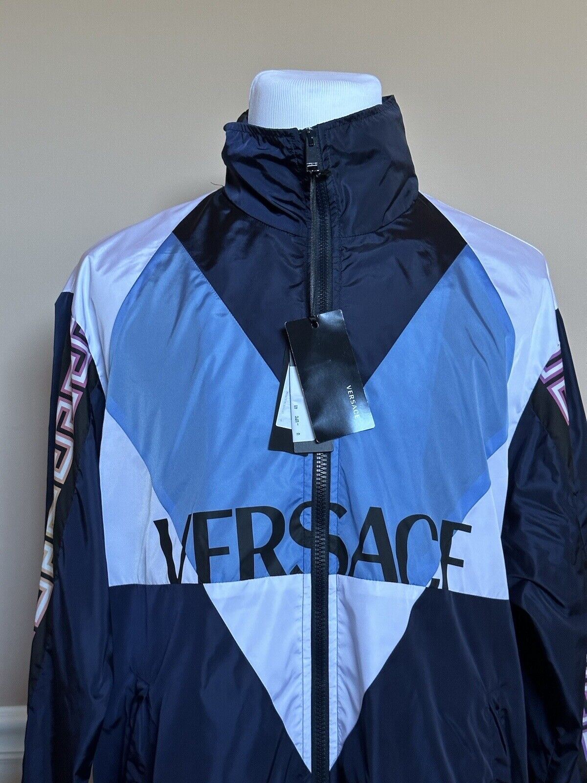 Neu mit Etikett: 1295 $ Versace Herren Nylonjacke Windjacke Blau 48 (M – Übergröße) 1001030 
