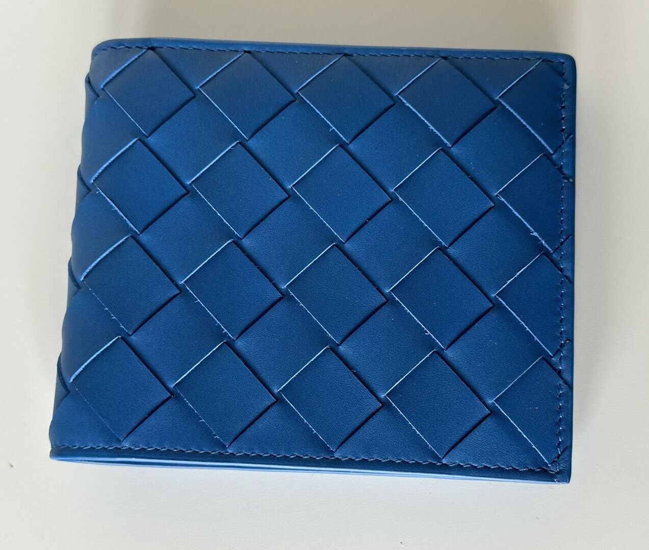 Neu mit Etikett: 550 $ Bottega Veneta Intrecciato Bluette Bi-fold Wallet aus Leder 605721 Italien