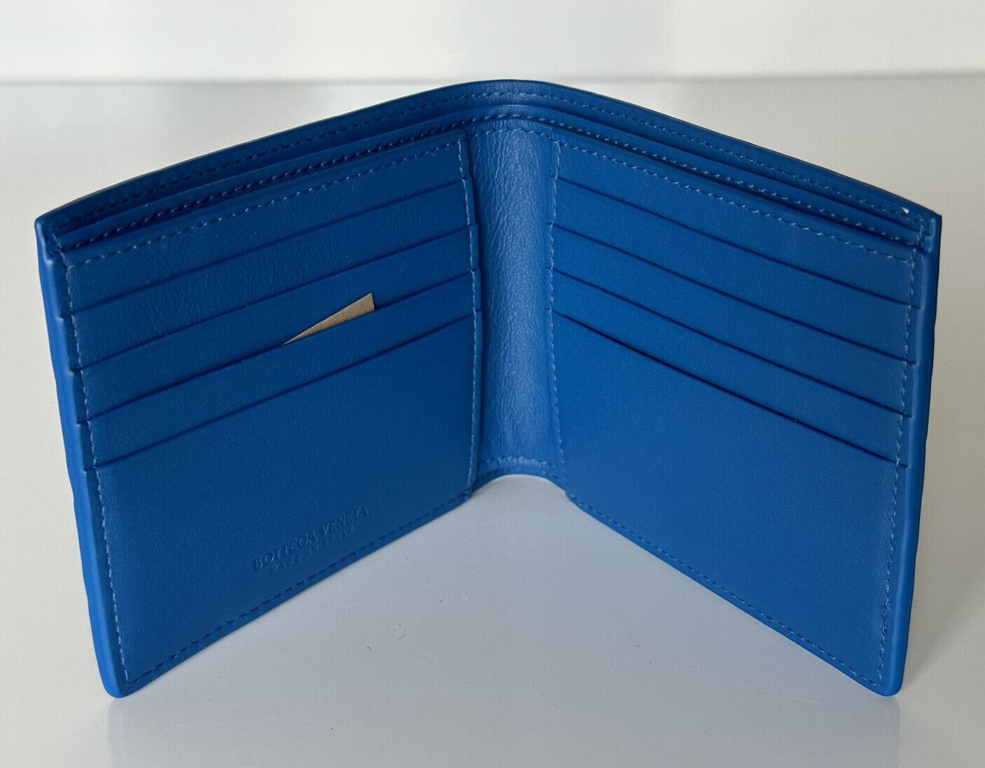 Neu mit Etikett: 550 $ Bottega Veneta Intrecciato Bluette Bi-fold Wallet aus Leder 605721 Italien