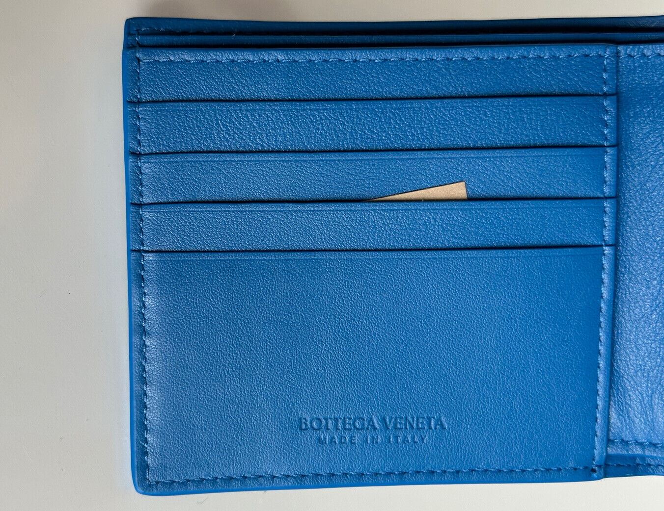 Neu mit Etikett: 550 $ Bottega Veneta Intrecciato Bluette Bi-fold Wallet aus Leder 605721 Italien