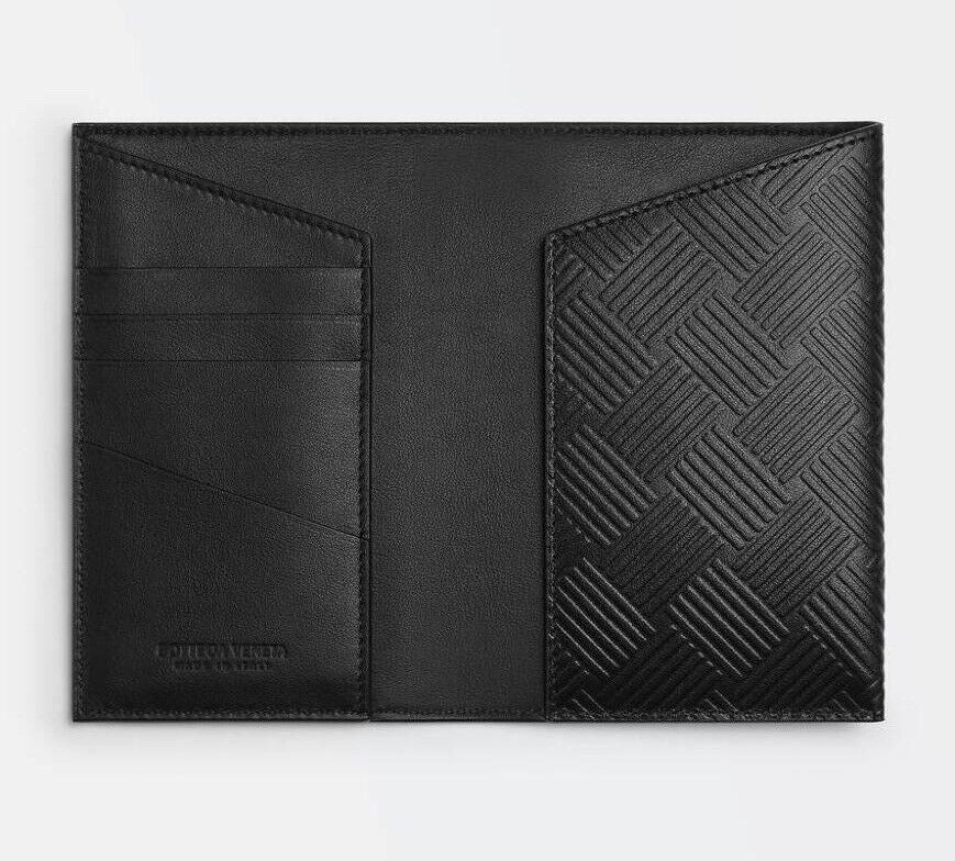 Neu mit Etikett: 380 $ Bottega Veneta Reisepasshülle aus geprägtem Leder Schwarz/Silber 667061 IT