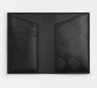 Neu mit Etikett: 380 $ Bottega Veneta Reisepasshülle aus geprägtem Leder Schwarz/Silber 667061 IT