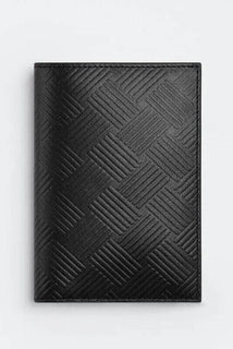 Neu mit Etikett: 380 $ Bottega Veneta Reisepasshülle aus geprägtem Leder Schwarz/Silber 667061 IT