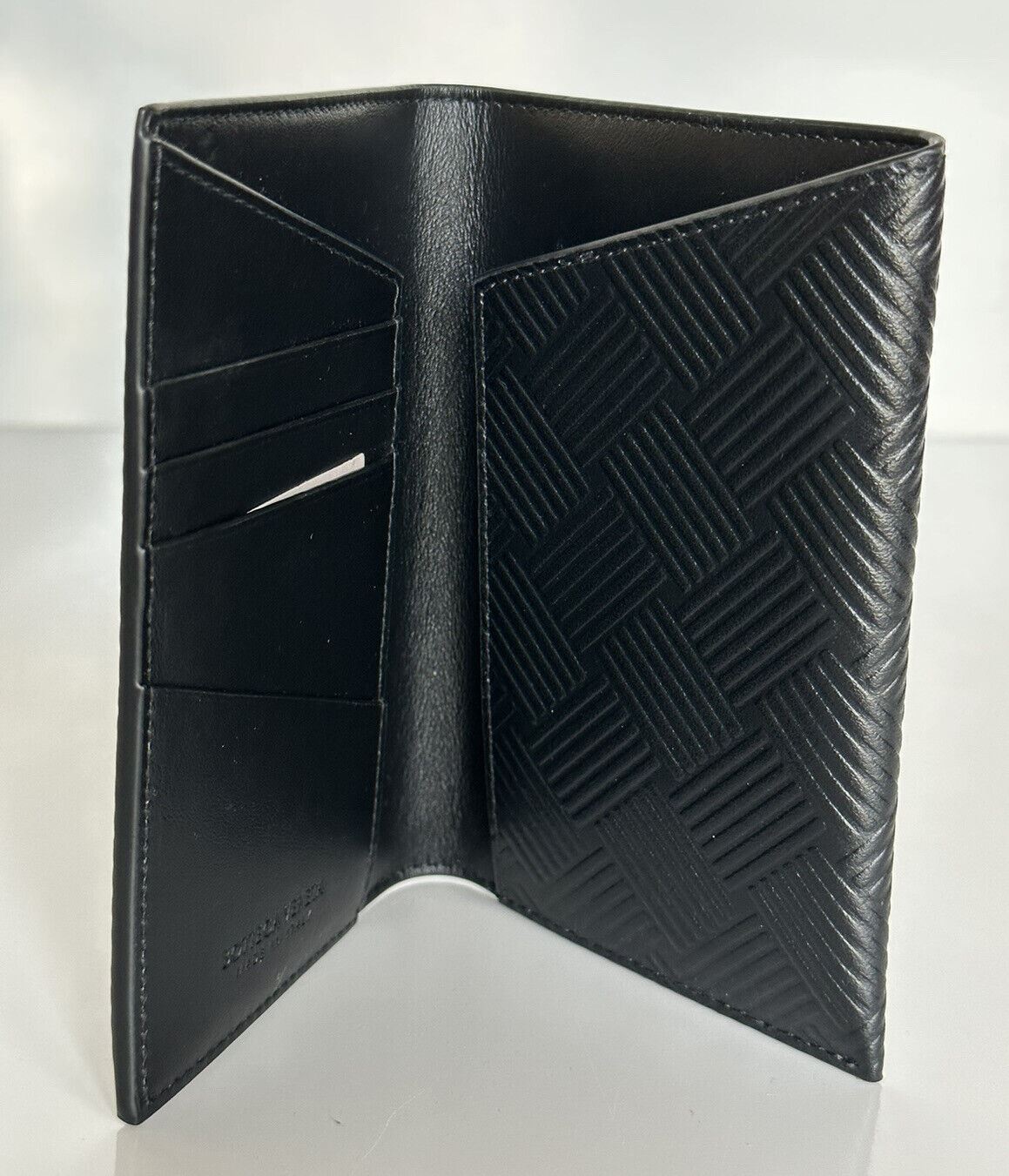 NWT 380 долларов США Bottega Veneta Кожаная обложка для паспорта с тиснением, черная/серебристая 667061 IT